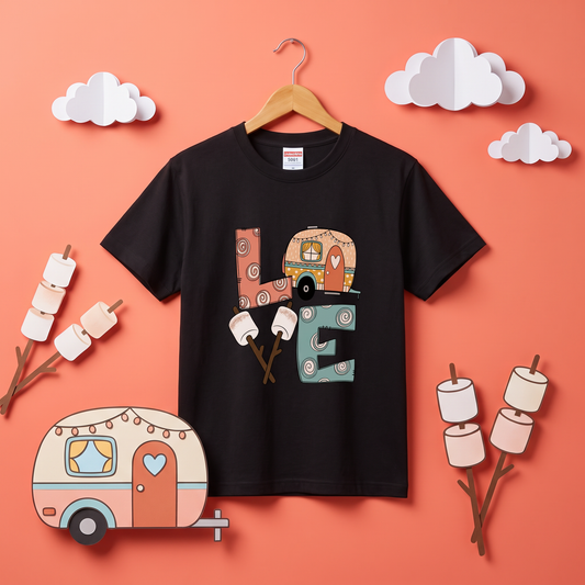 「LOVE」 キャンピング Tシャツ - かわいい レトロ キャンピングカー マシュマロ イラスト キャンプ 服