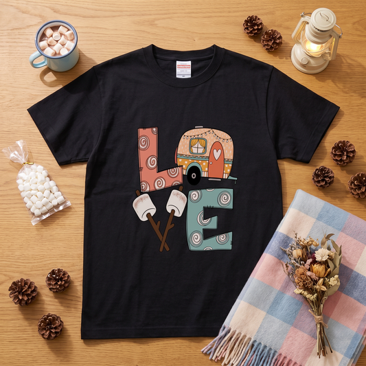 「LOVE」 キャンピング Tシャツ - かわいい レトロ キャンピングカー マシュマロ イラスト キャンプ 服