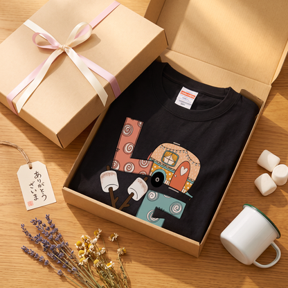 「LOVE」 キャンピング Tシャツ - かわいい レトロ キャンピングカー マシュマロ イラスト キャンプ 服