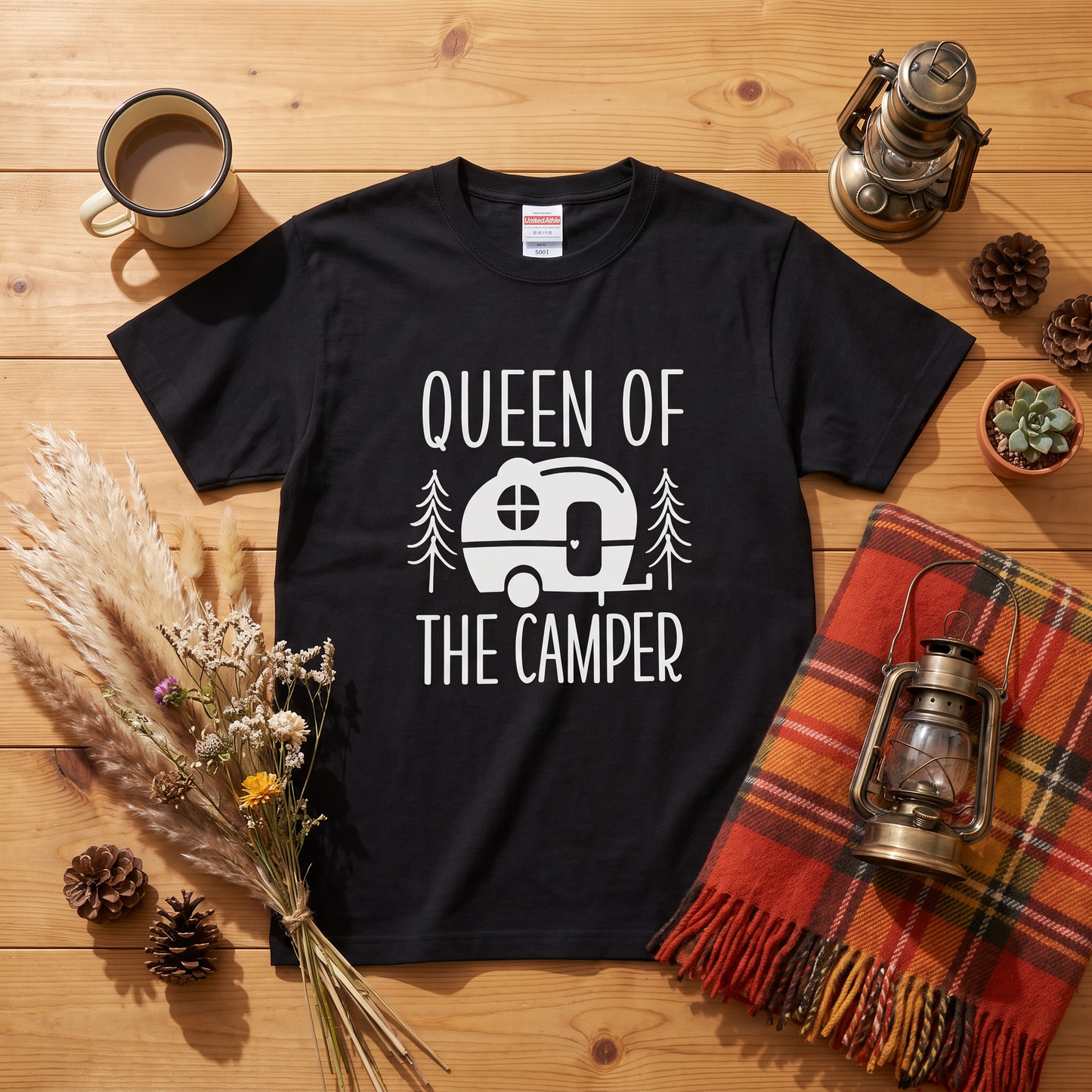 「Queen of the Camper」 Tシャツ - 女性用 レトロ キャンピングカー 森林 イラスト アウトドア 服