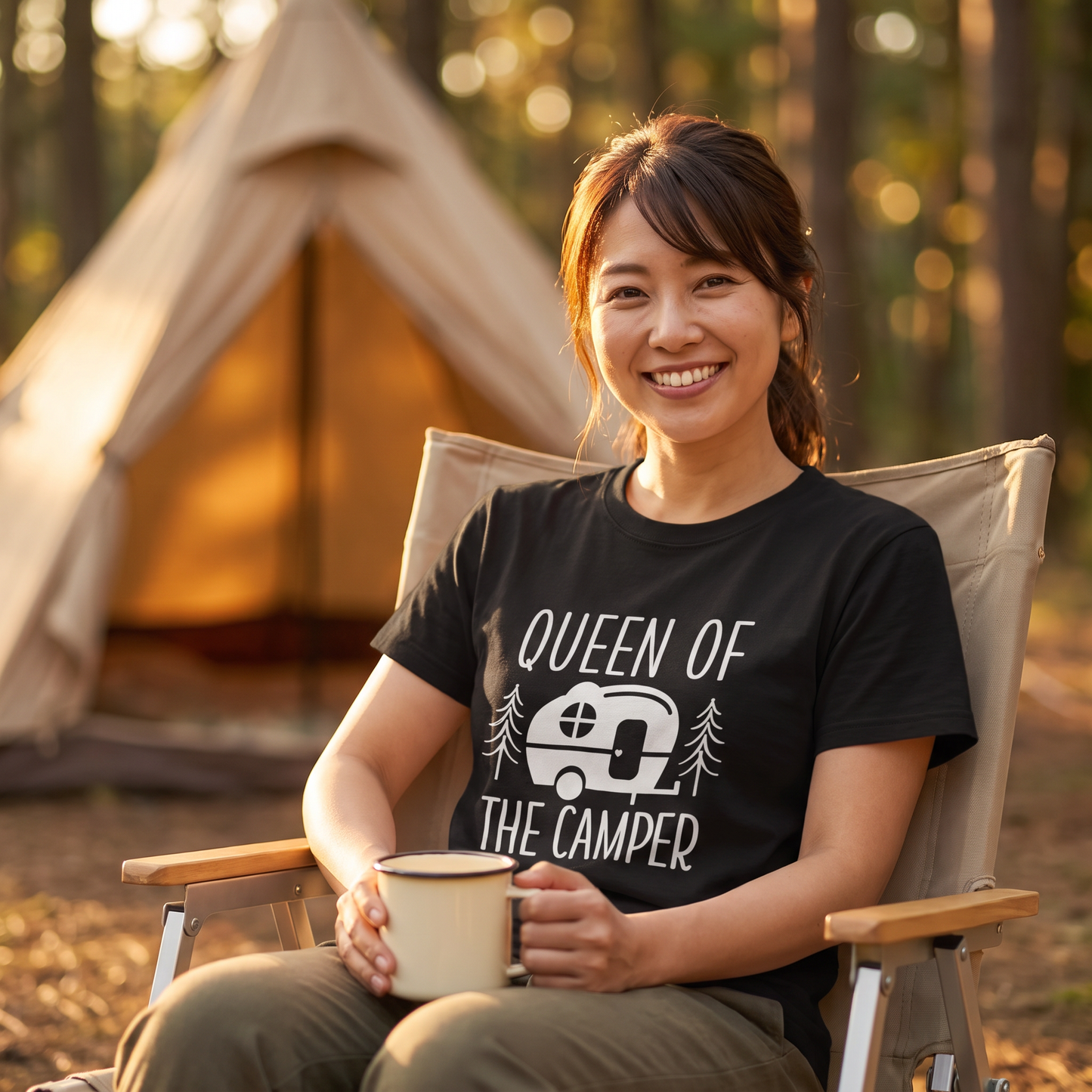 「Queen of the Camper」 Tシャツ - 女性用 レトロ キャンピングカー 森林 イラスト アウトドア 服