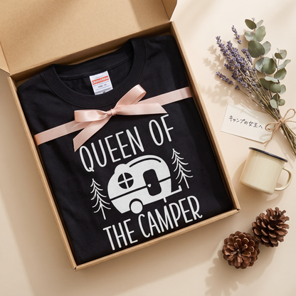 「Queen of the Camper」 Tシャツ - 女性用 レトロ キャンピングカー 森林 イラスト アウトドア 服