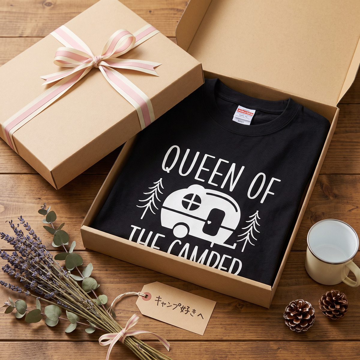 「Queen of the Camper」 Tシャツ - 女性用 レトロ キャンピングカー 森林 イラスト アウトドア 服