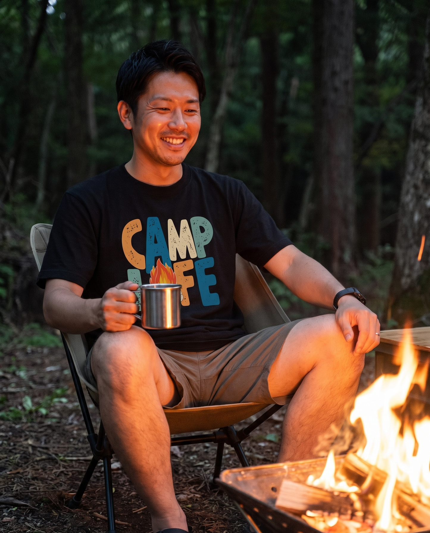 レトロ 「CAMP LIFE」 キャンプ Tシャツ - ヴィンテージ風 70年代 焚き火 グラフィックTシャツ アウトドア 服