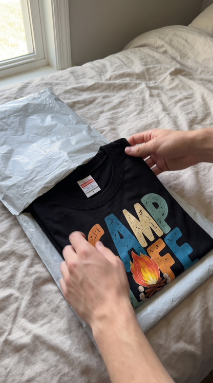 レトロ 「CAMP LIFE」 キャンプ Tシャツ - ヴィンテージ風 70年代 焚き火 グラフィックTシャツ アウトドア 服