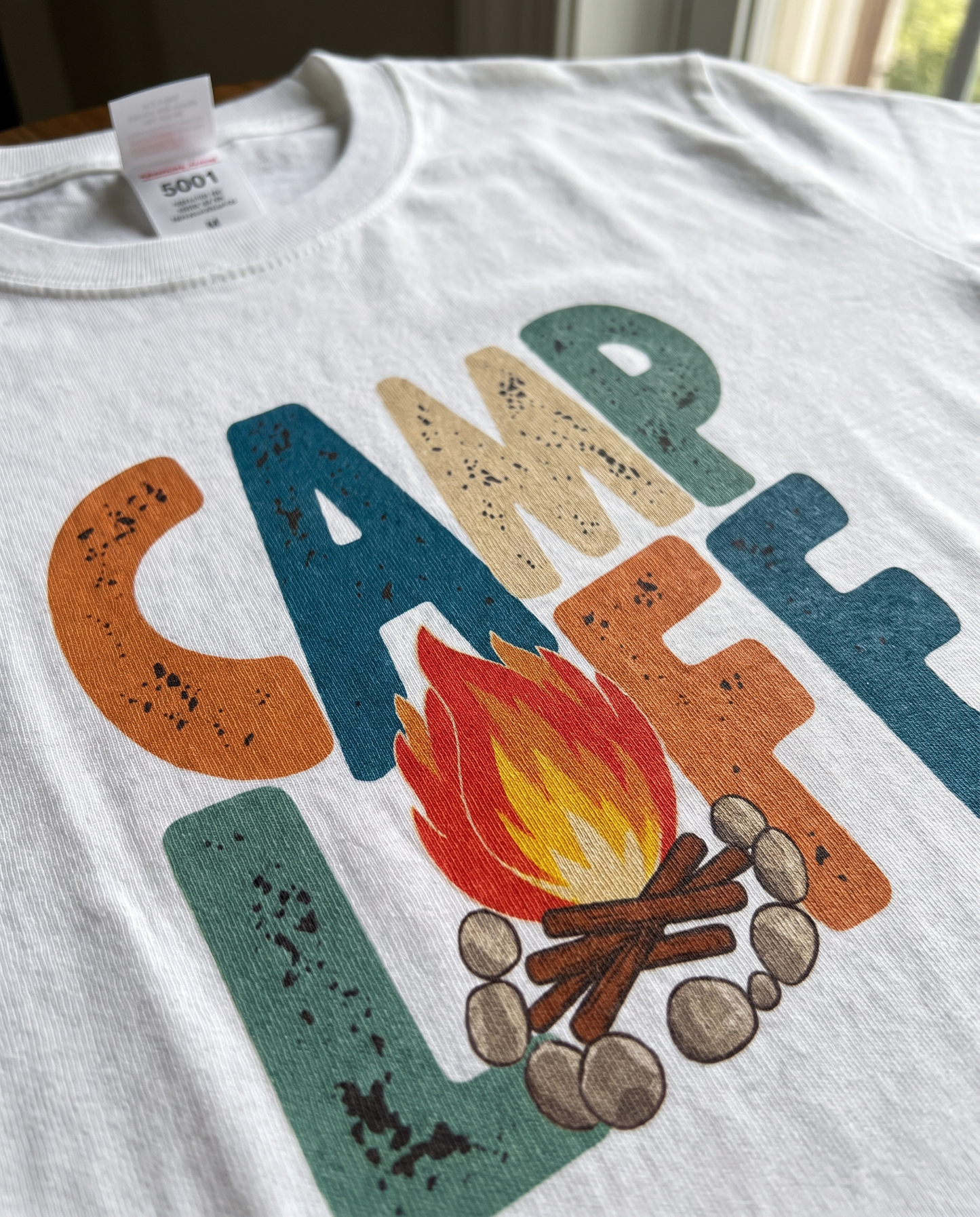 レトロ 「CAMP LIFE」 キャンプ Tシャツ - ヴィンテージ風 70年代 焚き火 グラフィックTシャツ アウトドア 服