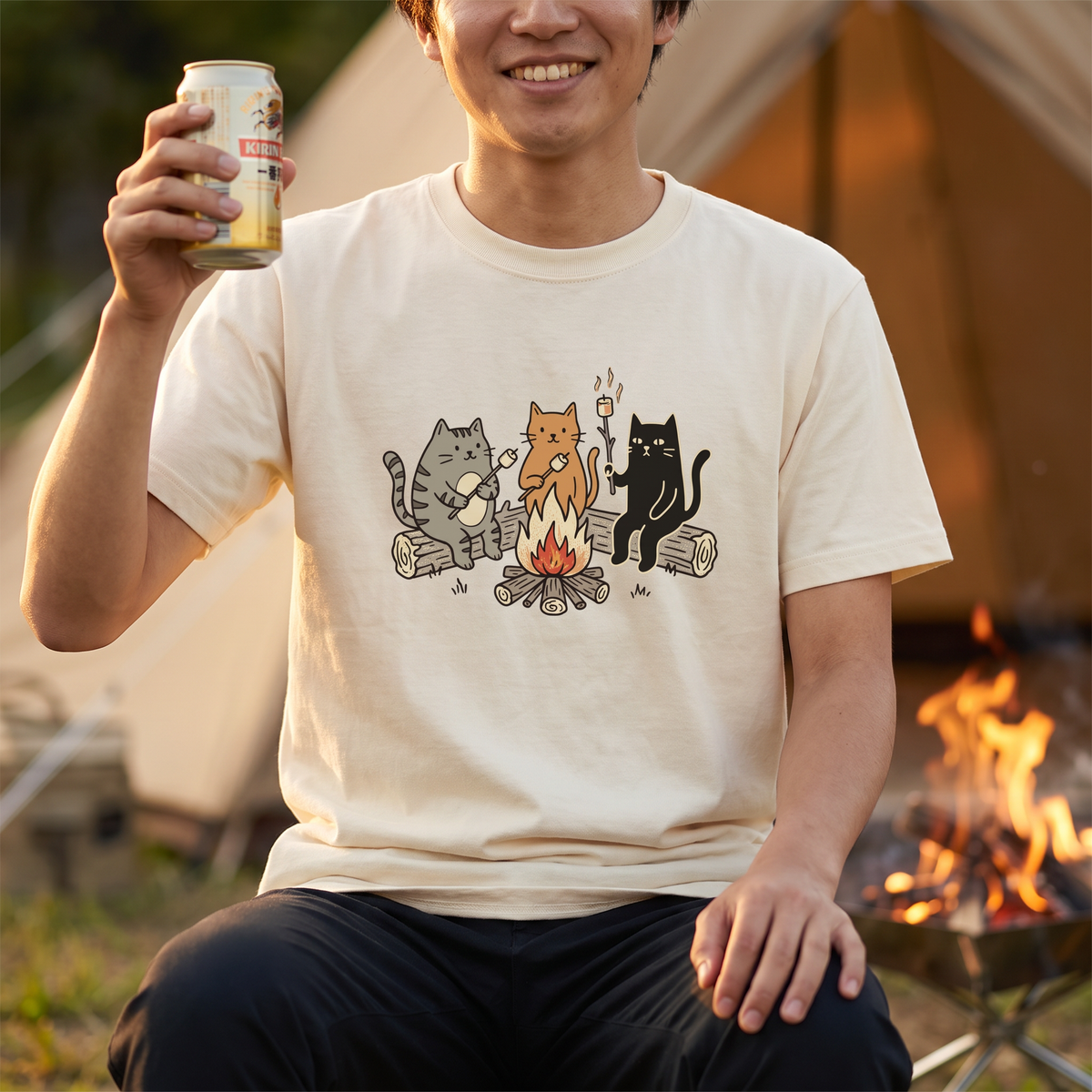 焚き火 猫マシュマロ Tシャツ - CAMPMODE | キャンプ ウェア
