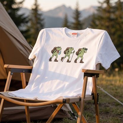 カエルの山登り イラスト Tシャツ | 登山 トレッキング 服 | CAMPMODE