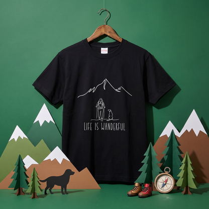 「LIFE IS WANDERFUL」愛犬と登山 Tシャツ - 犬とハイキング 線画イラスト | キャンプ 服