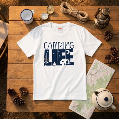 「CAMPING LIFE」キャンピングカー Tシャツ - 焚き火 トレーラーハウス イラスト | キャンプ 服