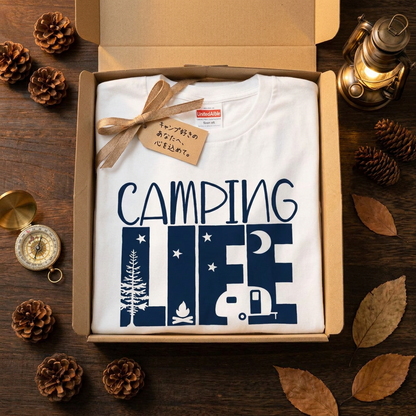 「CAMPING LIFE」キャンピングカー Tシャツ - 焚き火 トレーラーハウス イラスト | キャンプ 服