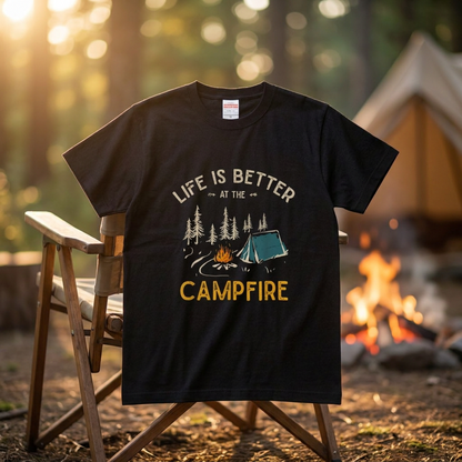 「LIFE IS BETTER AT THE CAMPFIRE」焚き火 テント Tシャツ - キャンプ 服 | CAMPMODE