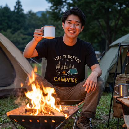 「LIFE IS BETTER AT THE CAMPFIRE」焚き火 テント Tシャツ - キャンプ 服 | CAMPMODE