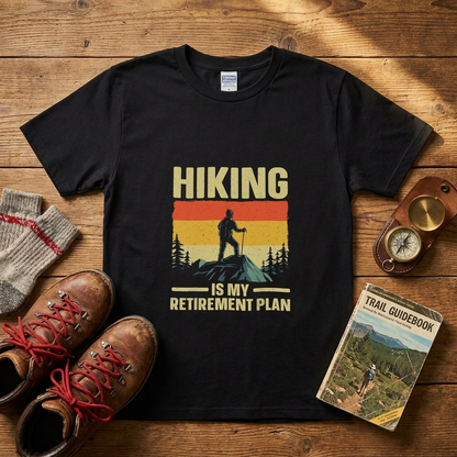 Hiking Is My Retirement Plan Tシャツ ｜ 登山・ハイキング・アウトドア・退職祝い・レトロに人気