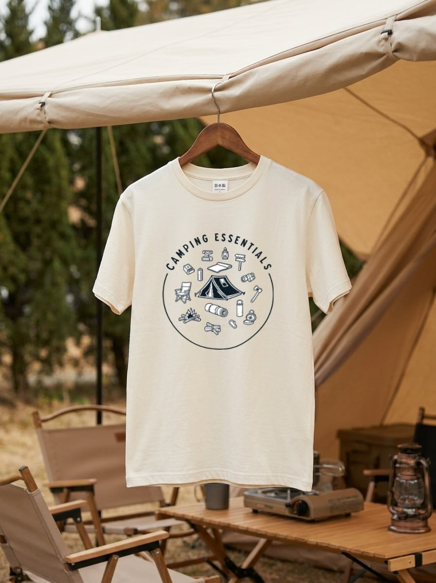 「キャンプ必需品：焚き火とテント — キャンプ愛好家のTシャツ」