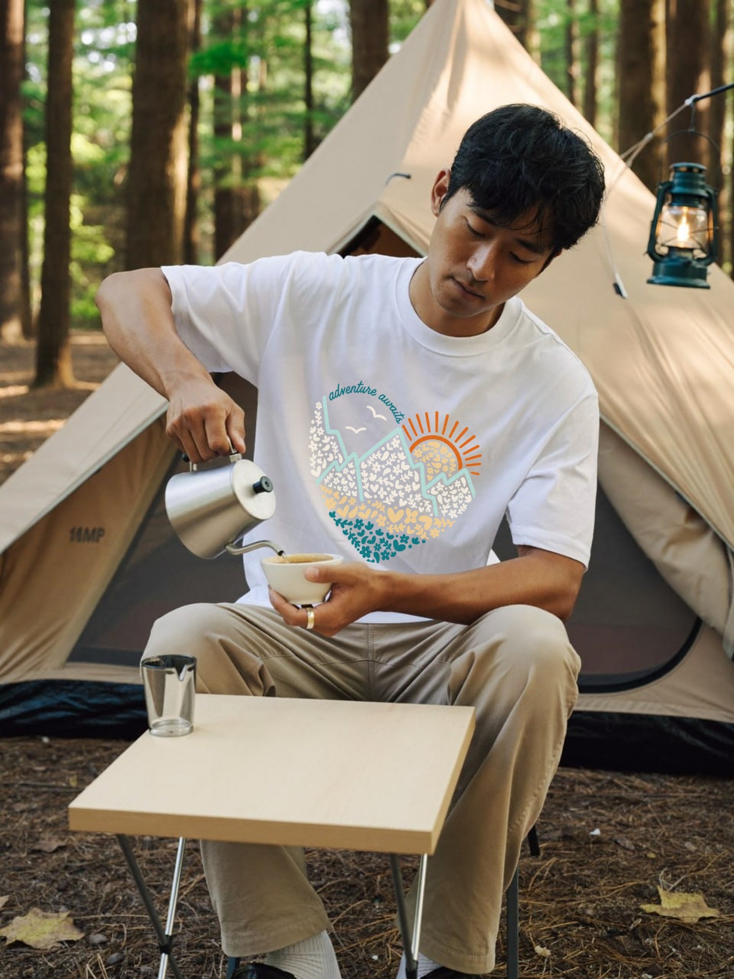 「冒険が待っている」Tシャツ｜アウトドア・キャンプTシャツ