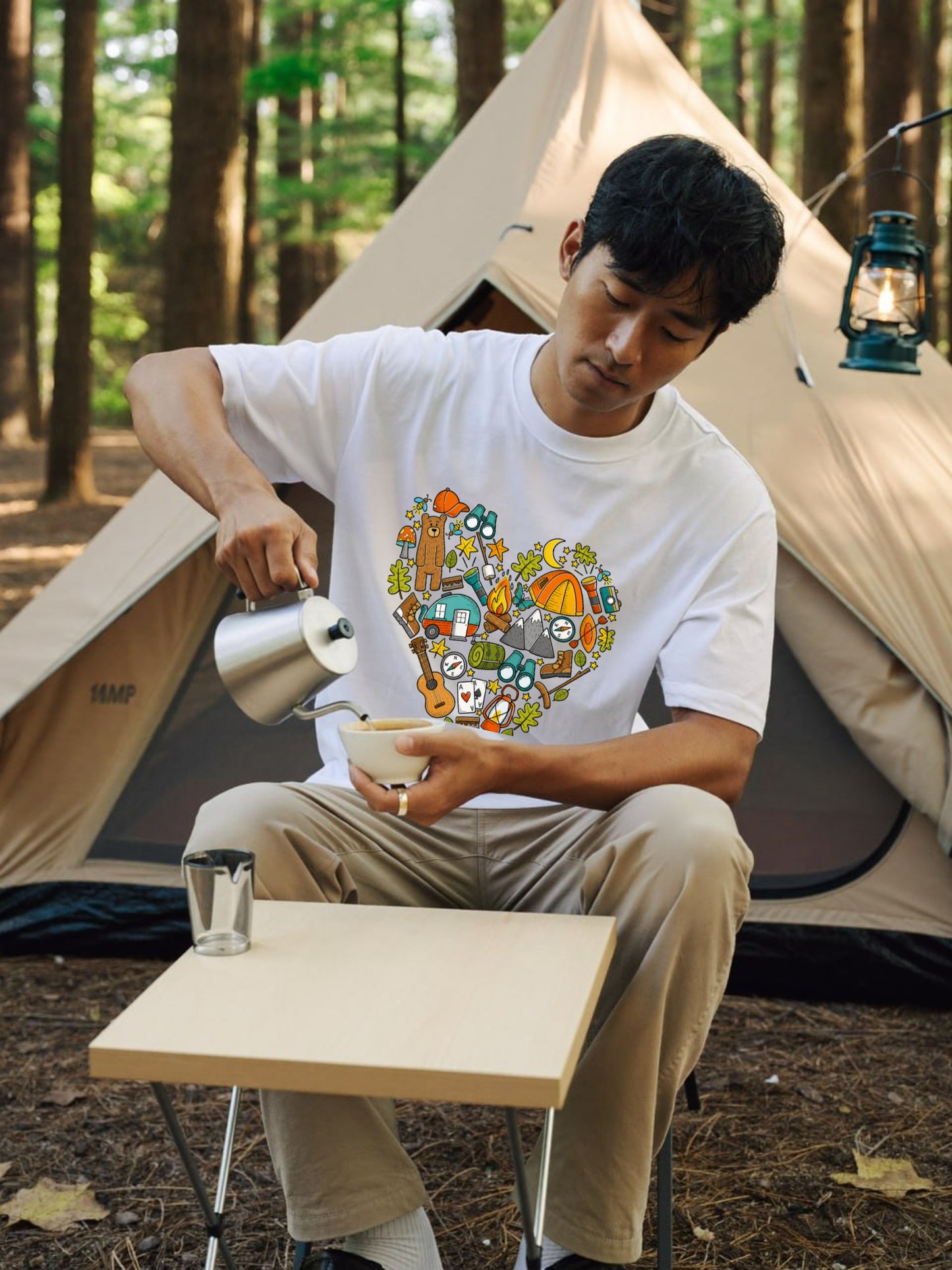 ハート型 キャンプ イラスト Tシャツ - かわいい 登山 アウトドア アイテム ハートデザイン 服