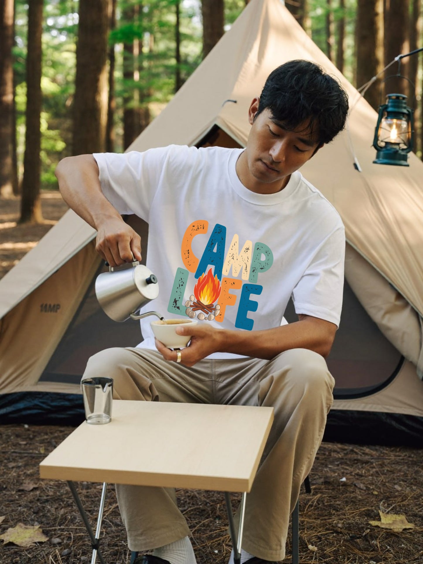 レトロ 「CAMP LIFE」 キャンプ Tシャツ - ヴィンテージ風 70年代 焚き火 グラフィックTシャツ アウトドア 服